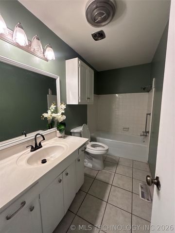1025 N Hickory Place, Broken Arrow, OK 74012