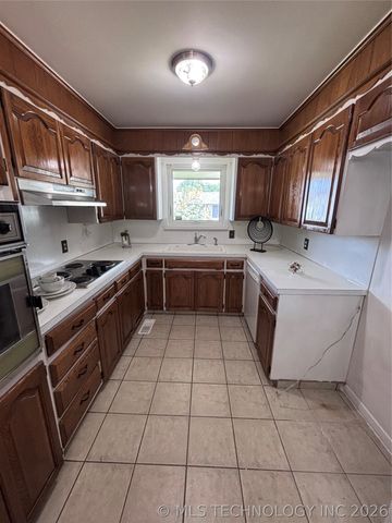 1025 N Hickory Place, Broken Arrow, OK 74012