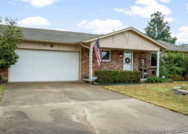 1025 N Hickory Place, Broken Arrow, OK 74012