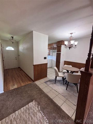 1025 N Hickory Place, Broken Arrow, OK 74012