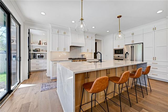 5203 W 71st Terrace, Prairie Village, KS 66208
