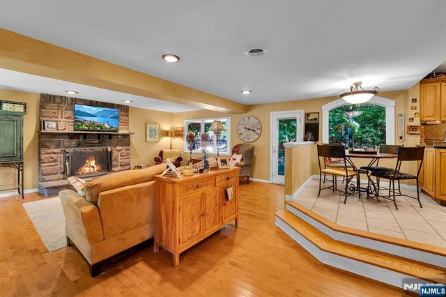 11 Dogwood Court, Mahwah, NJ 07430