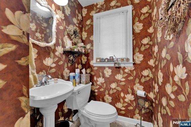 11 Dogwood Court, Mahwah, NJ 07430