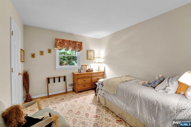 11 Dogwood Court, Mahwah, NJ 07430