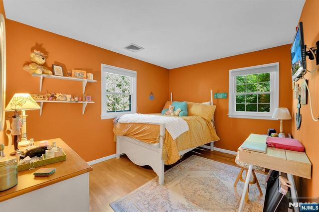 11 Dogwood Court, Mahwah, NJ 07430