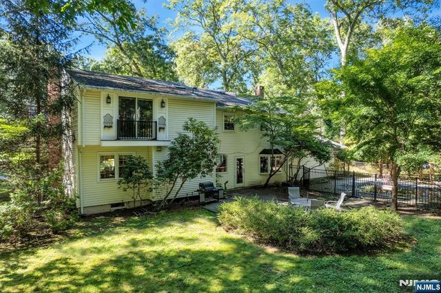11 Dogwood Court, Mahwah, NJ 07430