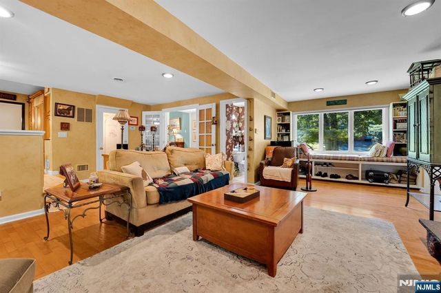 11 Dogwood Court, Mahwah, NJ 07430