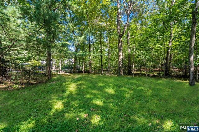 11 Dogwood Court, Mahwah, NJ 07430