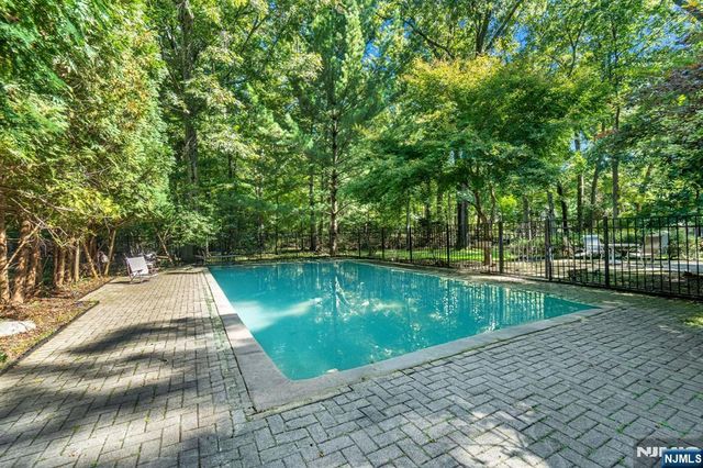 11 Dogwood Court, Mahwah, NJ 07430