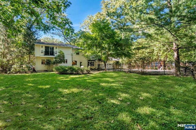 11 Dogwood Court, Mahwah, NJ 07430