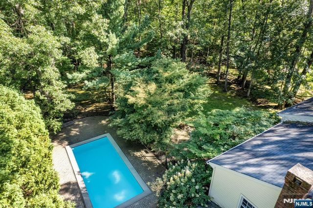 11 Dogwood Court, Mahwah, NJ 07430