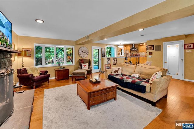 11 Dogwood Court, Mahwah, NJ 07430