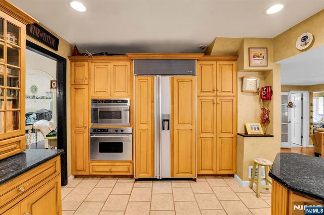 11 Dogwood Court, Mahwah, NJ 07430