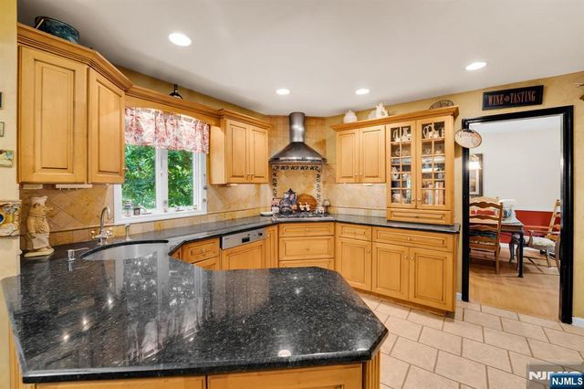 11 Dogwood Court, Mahwah, NJ 07430