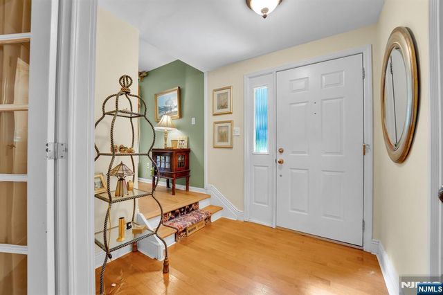 11 Dogwood Court, Mahwah, NJ 07430