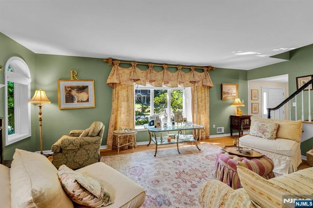 11 Dogwood Court, Mahwah, NJ 07430