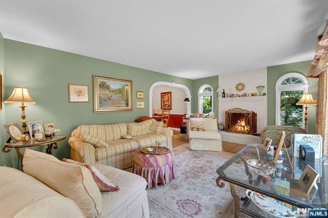 11 Dogwood Court, Mahwah, NJ 07430