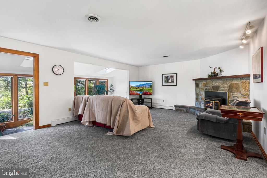 Image 5 of property listing at 91 NEWLIN RD, Parkesburg, PA 19365