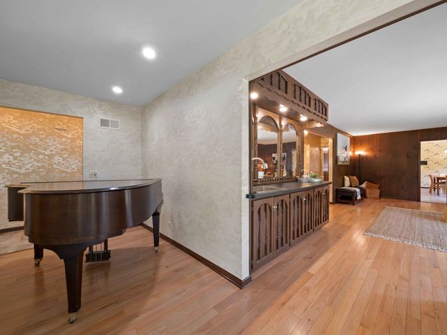 3720 Liberty Lane, Glenview, IL 60025