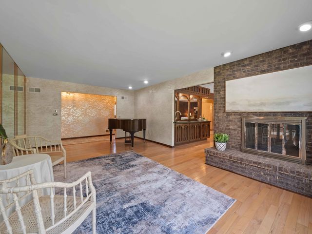 3720 Liberty Lane, Glenview, IL 60025