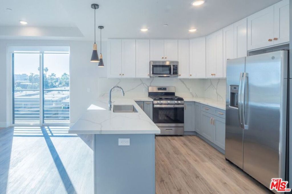 3672 Jasmine Avenue 303, Palms, CA 90034