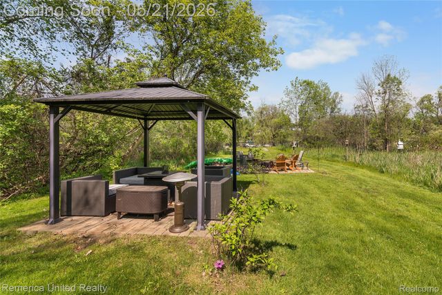 9270 River Valley Road, Hamburg Township, MI 48116