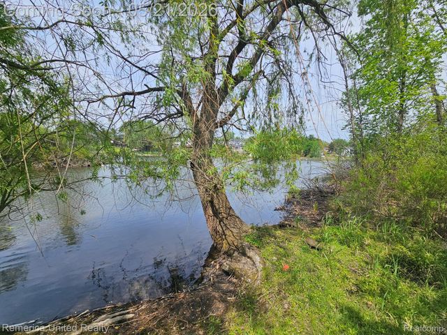 9270 River Valley Road, Hamburg Township, MI 48116