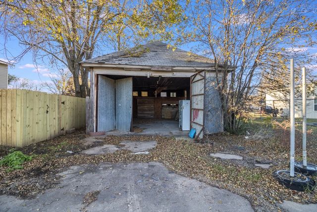 100 N Hinckley Street, Blooming Grove, TX 76626