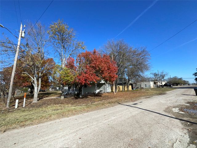 100 N Hinckley Street, Blooming Grove, TX 76626