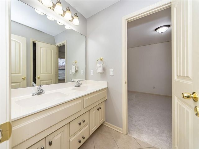 916 SW 33rd Street, Lee's Summit, MO 64082