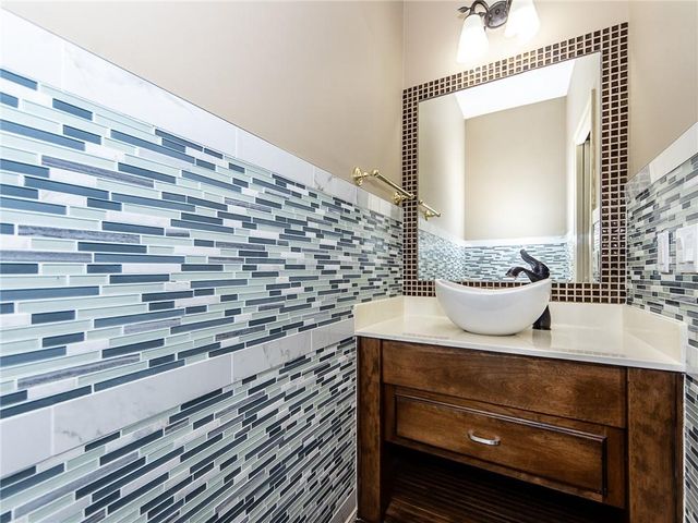 916 SW 33rd Street, Lee's Summit, MO 64082