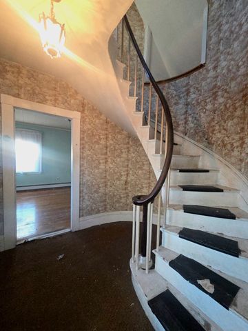 4 Upham St, Salem, MA 01970