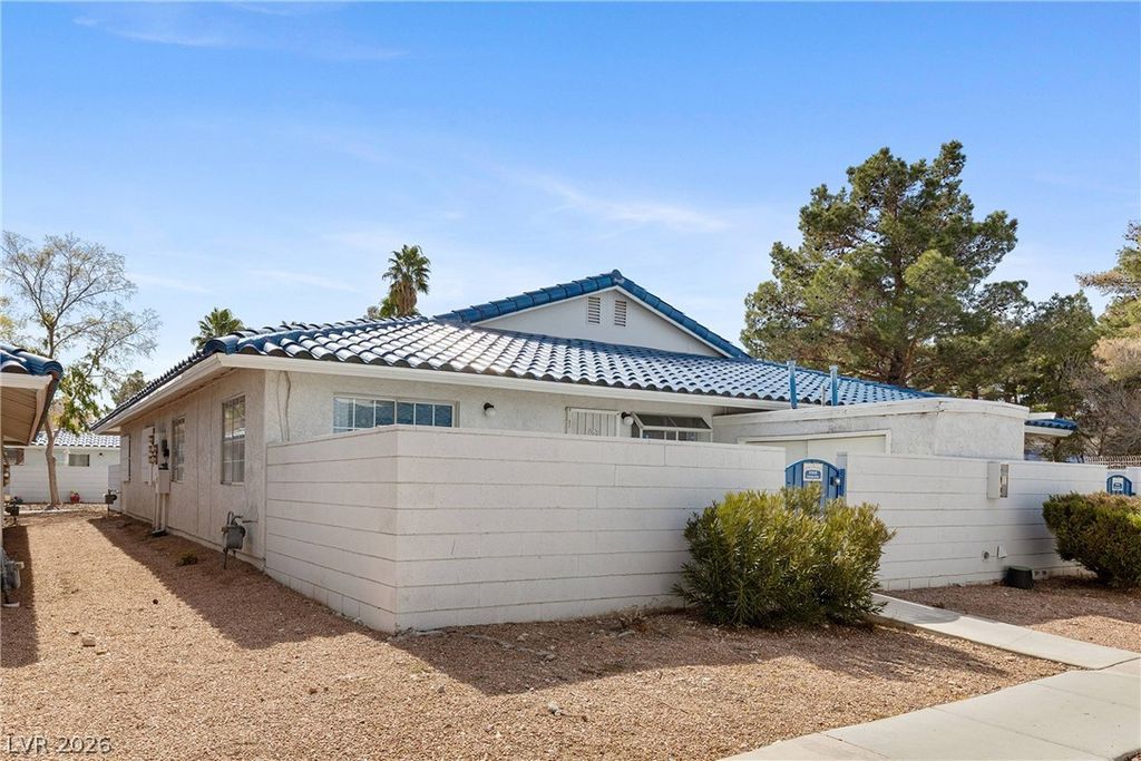 Image 2 of property listing at 2132 Chertsey Drive B, Las Vegas, NV 89108