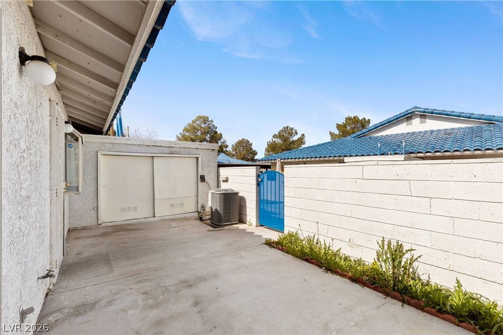 Image 26 of property listing at 2132 Chertsey Drive B, Las Vegas, NV 89108