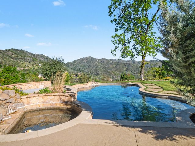 15223 Ledgewood Drive, Redding, CA 96001