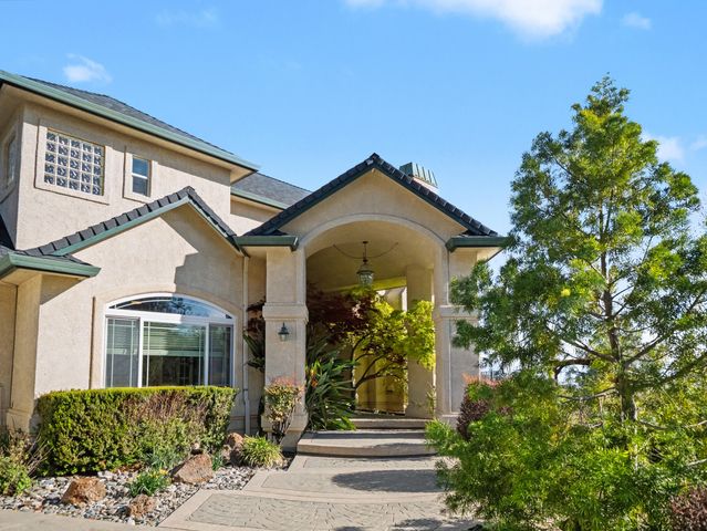 15223 Ledgewood Drive, Redding, CA 96001