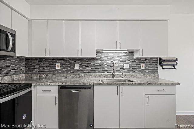 7451 Pebble Point, West Bloomfield, MI 48322