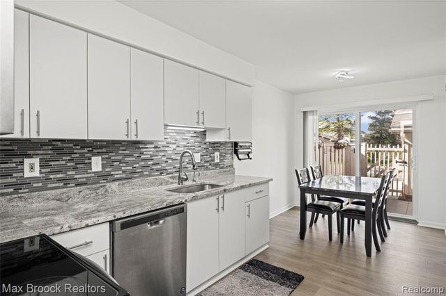7451 Pebble Point, West Bloomfield, MI 48322