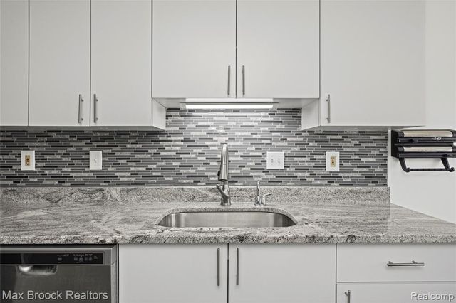 7451 Pebble Point, West Bloomfield, MI 48322