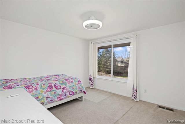 7451 Pebble Point, West Bloomfield, MI 48322