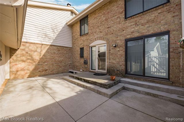 7451 Pebble Point, West Bloomfield, MI 48322