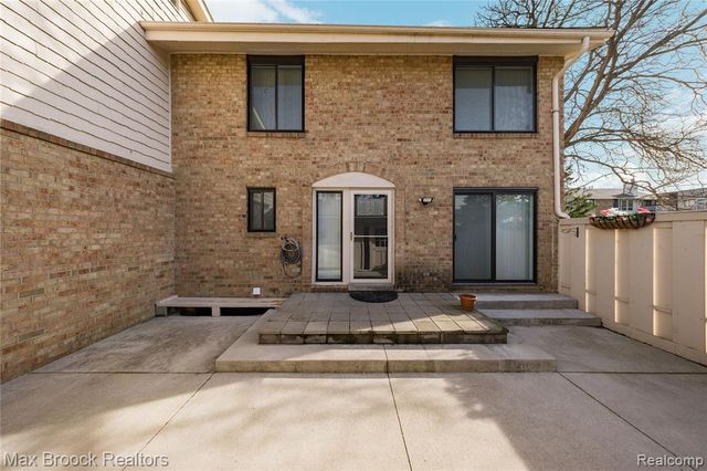 7451 Pebble Point, West Bloomfield, MI 48322