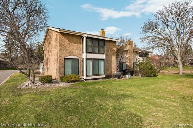7451 Pebble Point, West Bloomfield, MI 48322