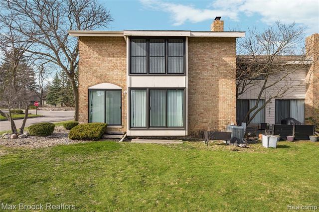 7451 Pebble Point, West Bloomfield, MI 48322