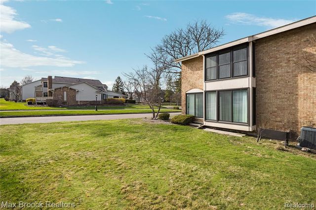 7451 Pebble Point, West Bloomfield, MI 48322