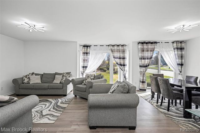 7451 Pebble Point, West Bloomfield, MI 48322