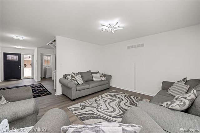 7451 Pebble Point, West Bloomfield, MI 48322