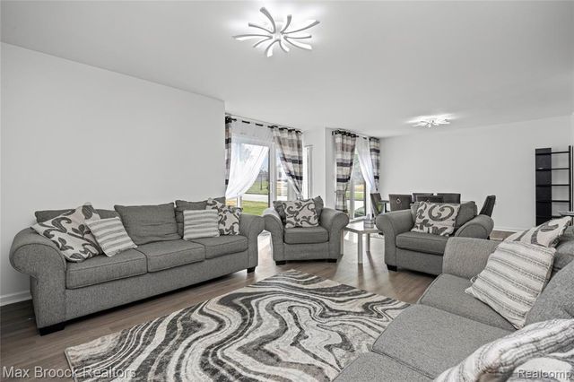 7451 Pebble Point, West Bloomfield, MI 48322