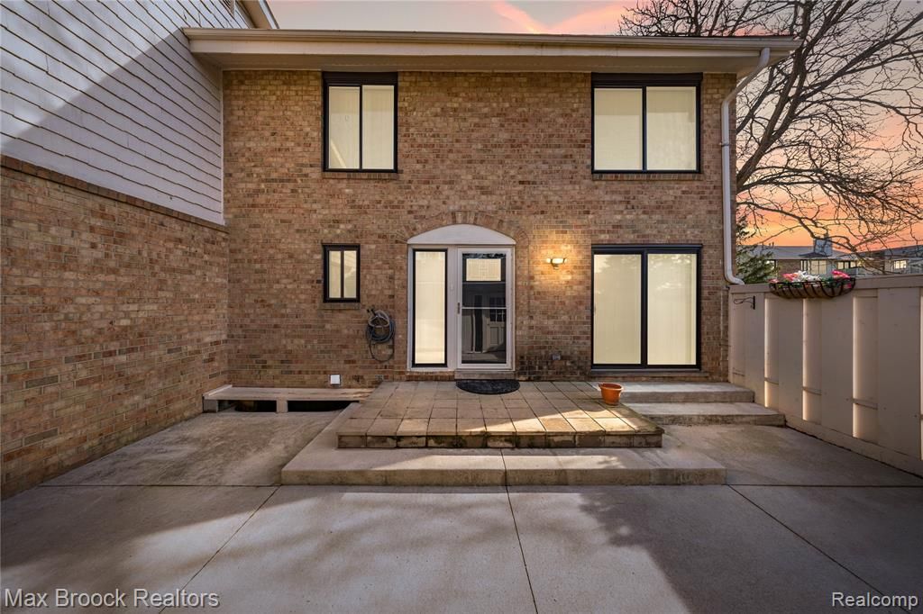 7451 Pebble Point, West Bloomfield, MI 48322