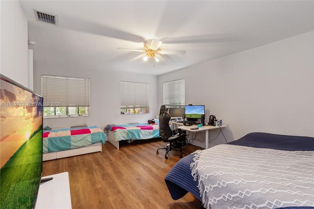 1095 Chenille Cir, Weston, FL 33327